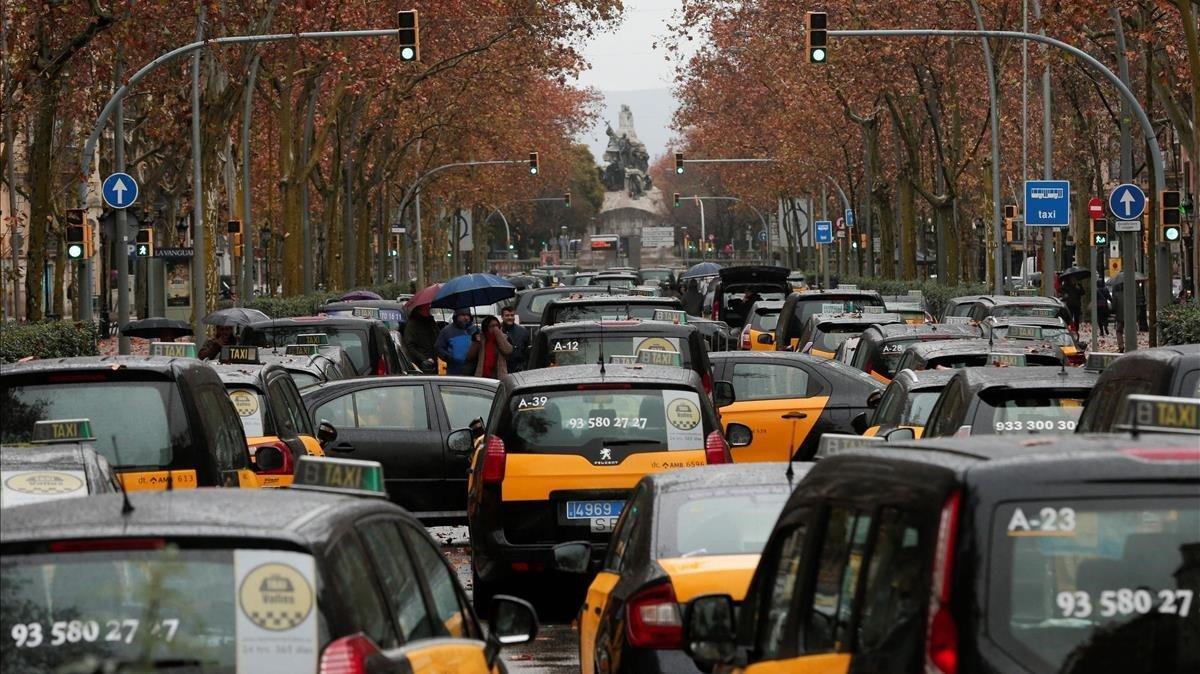 Decenas de taxis cortan la Gran Via de Barcelona.
