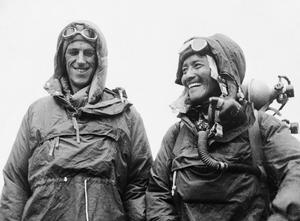 El escalador Edmund P. Hillary (izquierda) y el serpa Tenzing Norgay, en junio de 1953, con el equipo con el que días antes se habían convertido en los primeros en alcanzar la cima del Everest.