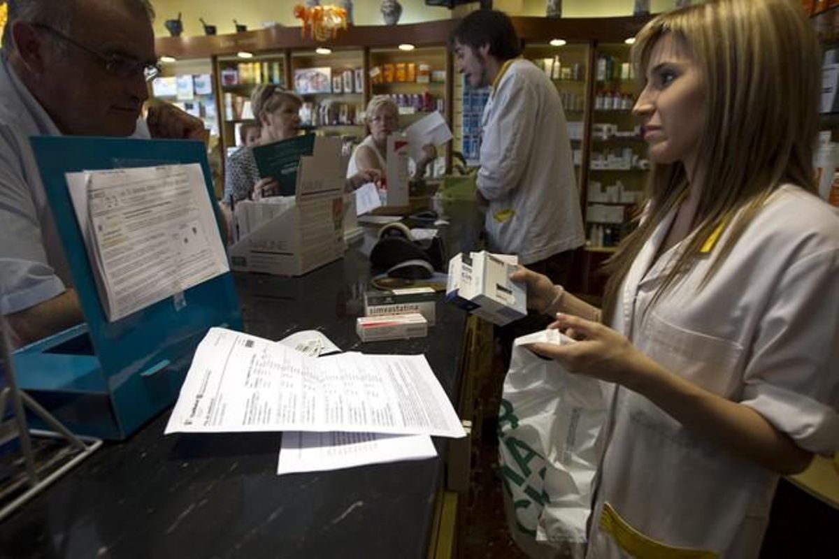La farmacia Montserrat Boada de Barcelona, el primer día de implantación del euro por receta, el pasado 23 de junio. La farmacia Montserrat Boada de Barcelona, el primer día de implantación del euro por receta, el pasado 23 de junio.