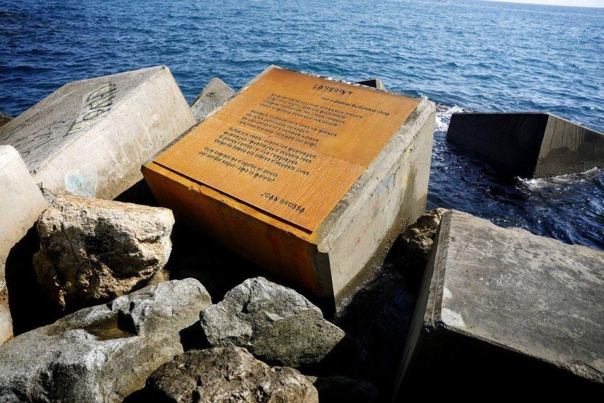 El poema de Joan Brossa dedicado a El Guti en el espigón de la Mar Bella que ya lleva el nombre del político. El poema de Joan Brossa dedicado a El Guti en el espigón de la Mar Bella que ya lleva el nombre del político.