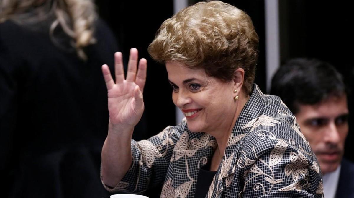 Dilma Rousseff acude a la última sesión de debate previa a la decisión del Senado de destituirla o no como presidenta del Brasil.