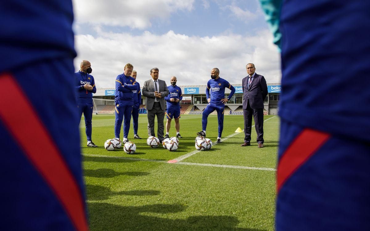 Laporta junto a Koeman y la plantilla del Barça en un entrenamiento en la ciudad deportiva de Sant Joan Despí. Laporta junto a Koeman y la plantilla del Barça en un entrenamiento en la ciudad deportiva de Sant Joan Despí.
