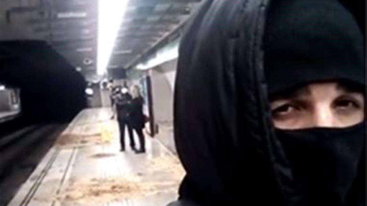 El yihadista detenido por la Guardia Civil en Barcelona se grababa con su teléfono móvil recorriendo la ciudad y el metro durante el estado de alarma, como en esta imagen.
