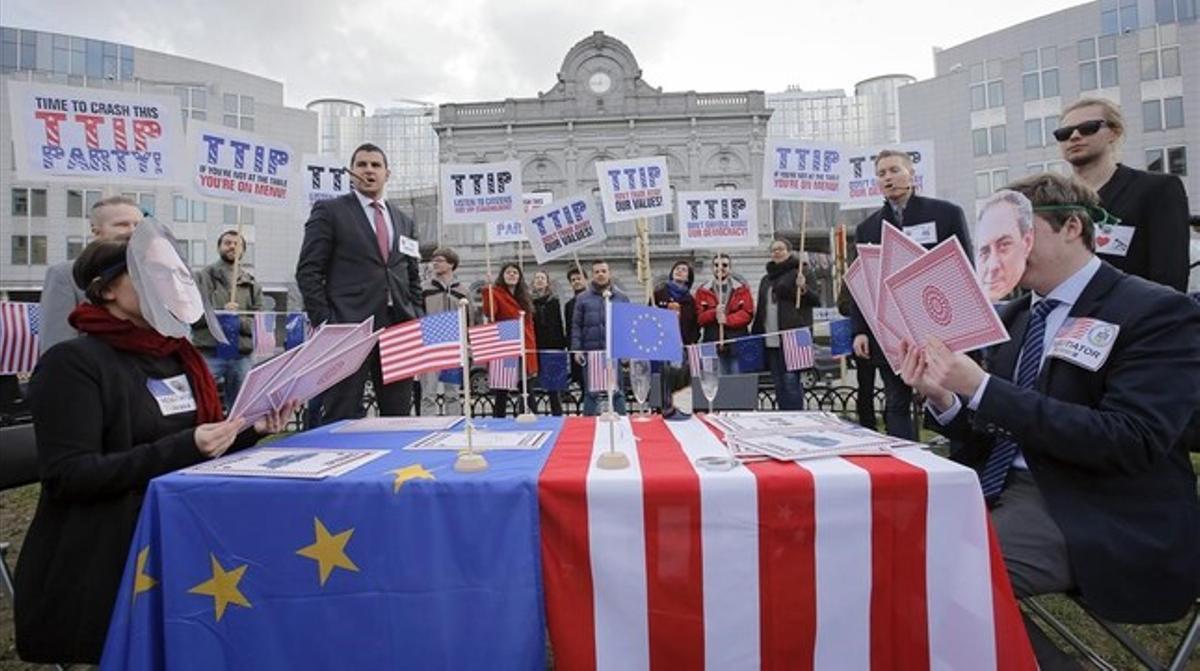 Protesta del grupo europeo de Los Verdes, contra el tratado de libre comercio entre la Union Europea y Estados Unidos  TTIP,  frente al Parlamento Europeo en Bruselas,  Bélgica.  