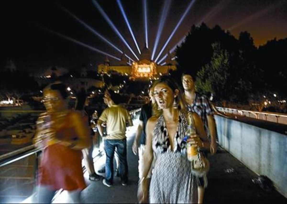 Aspecto que presentaba la avenida de Maria Cristina durante la madrugada del domingo. Aspecto que presentaba la avenida de Maria Cristina durante la madrugada del domingo.