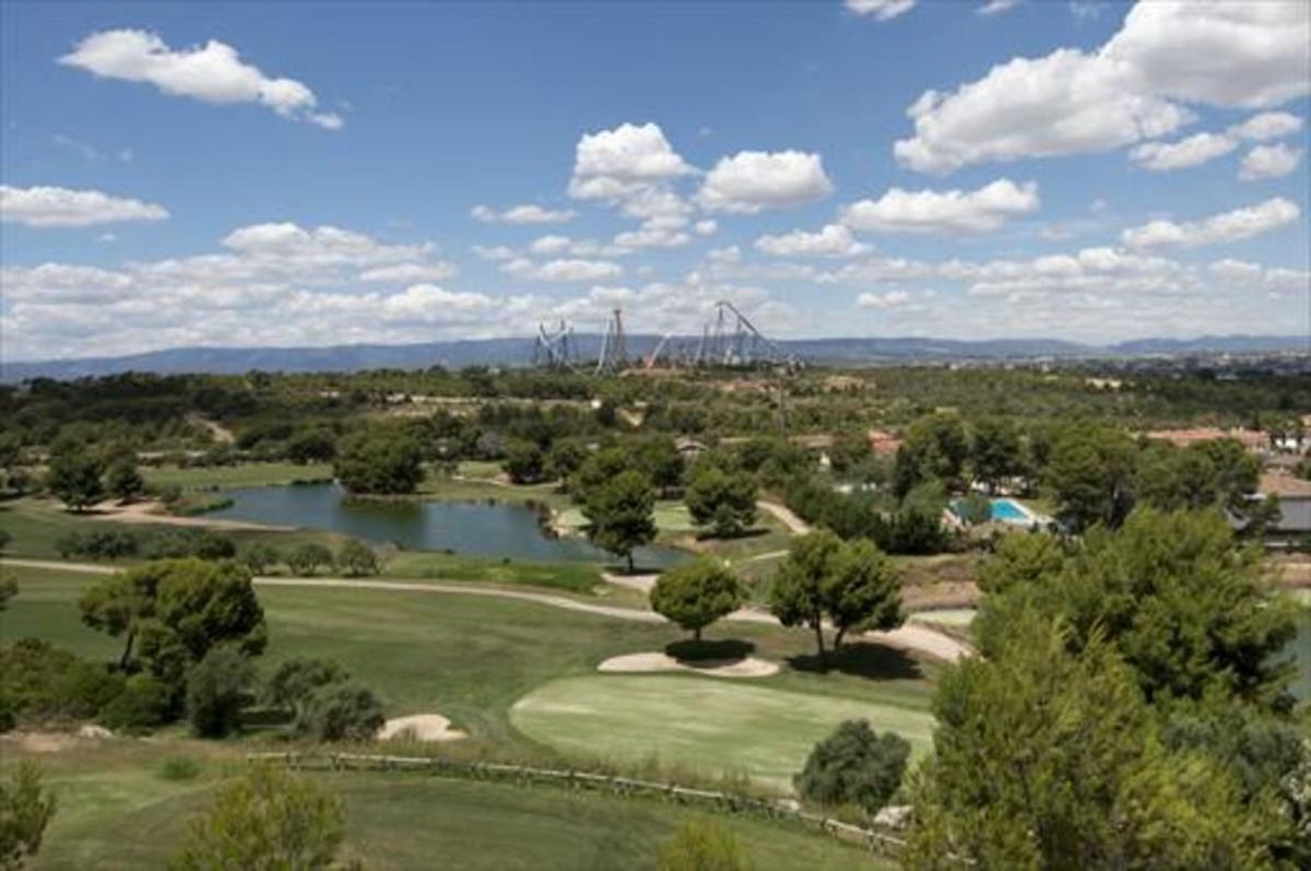 Terrenos junto al parque de PortAventura, al fondo, donde crecerá el complejo de Hard Rock, el 30 de junio. Terrenos junto al parque de PortAventura, al fondo, donde crecerá el complejo de Hard Rock, el 30 de junio.