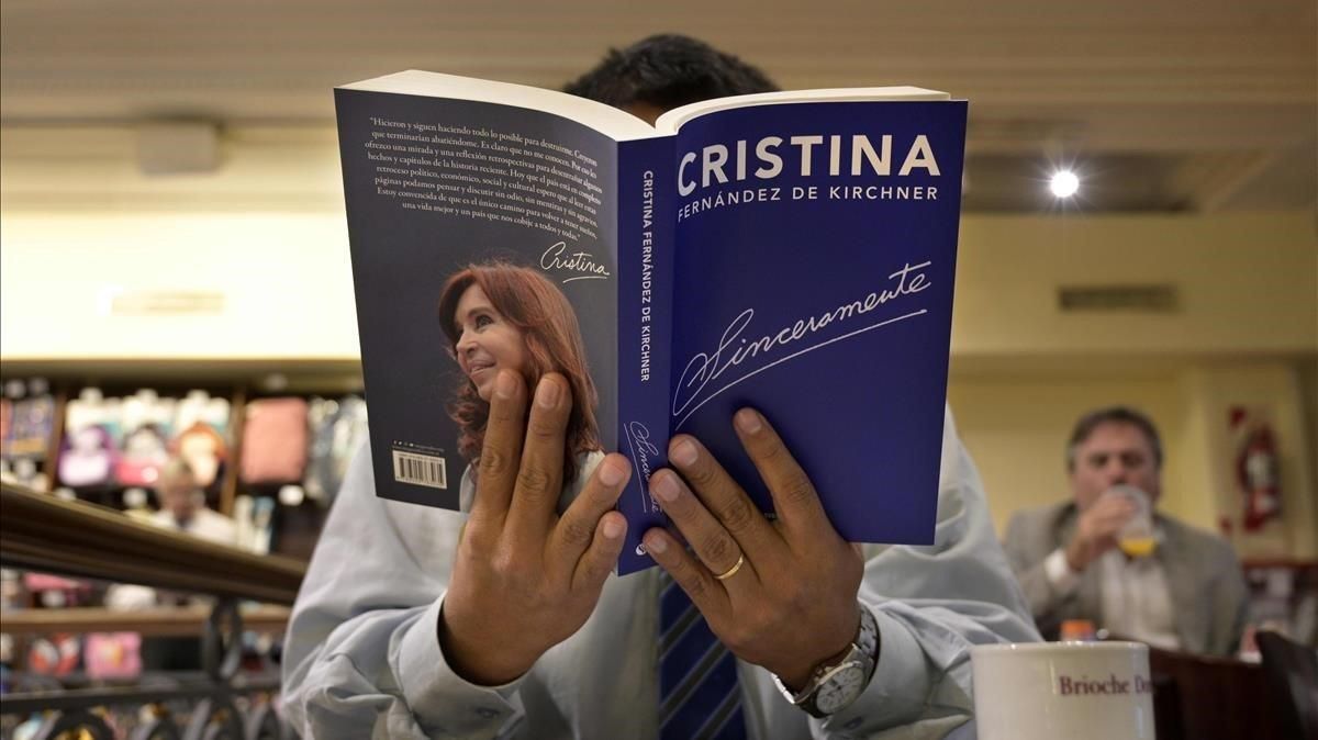 Un hombre lee en una cafetería de Buenos Aires el libro Sinceramente, escrito por Cristina Fernández de Kirchner. Un hombre lee en una cafetería de Buenos Aires el libro Sinceramente, escrito por Cristina Fernández de Kirchner.