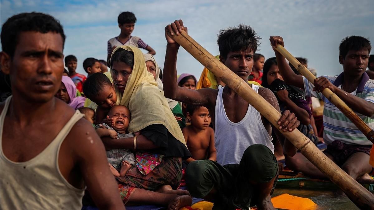 Refugiados rohinyás cruzan el río Naf con el propósito de entrar en Bangladés. Refugiados rohinyás cruzan el río Naf con el propósito de entrar en Bangladés.