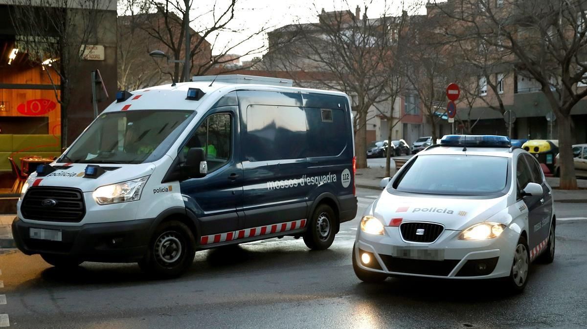 GRAFCAT3489 SABADELL (BARCELONA) 06 02 2019 - Los detenidos por la presunta violacion multiple de una joven de 18 anos en Sabadell (Barcelona) llegan en un furgon de los Mossos d Esquadra a los juzgados de Sabadell donde pasan a disposicion del juzgado de instruccion de este municipio que investiga el caso EFE Toni Albir GRAFCAT3489 SABADELL (BARCELONA) 06 02 2019 - Los detenidos por la presunta violacion multiple de una joven de 18 anos en Sabadell (Barcelona) llegan en un furgon de los Mossos d Esquadra a los juzgados de Sabadell donde pasan a disposicion del juzgado de instruccion de este municipio que investiga el caso EFE Toni Albir