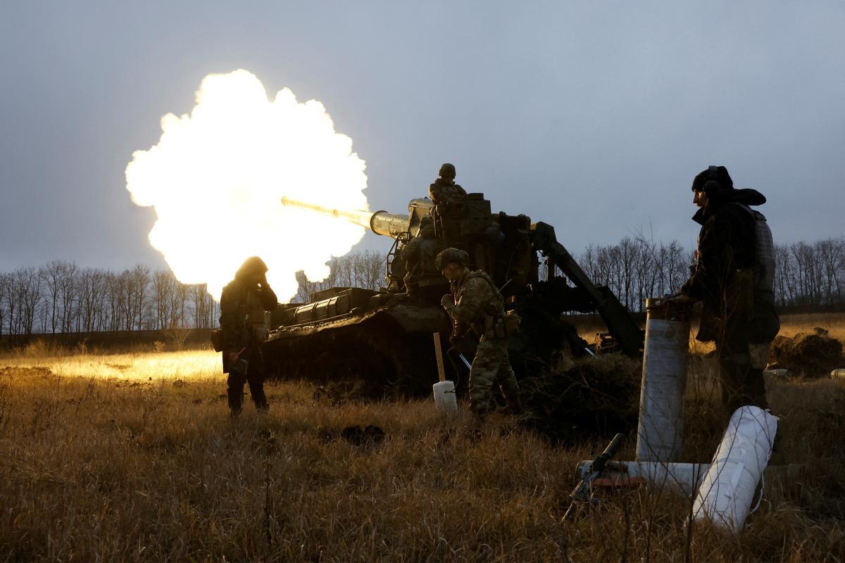 Soldados ucranianos con la 43.ª Brigada de Artillería Pesada disparan un proyectil desde un cañón autopropulsado 2S7 Pion, mientras continúa el ataque de Rusia a Ucrania, durante un intenso bombardeo en la línea del frente en Bakhmut.