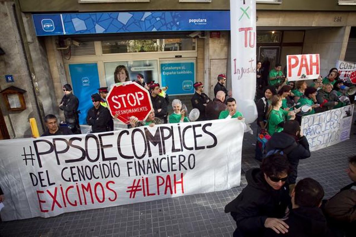 Cacerolada de la PAH ante la sede del PP de Barcelona, hace un mes. Cacerolada de la PAH ante la sede del PP de Barcelona, hace un mes.