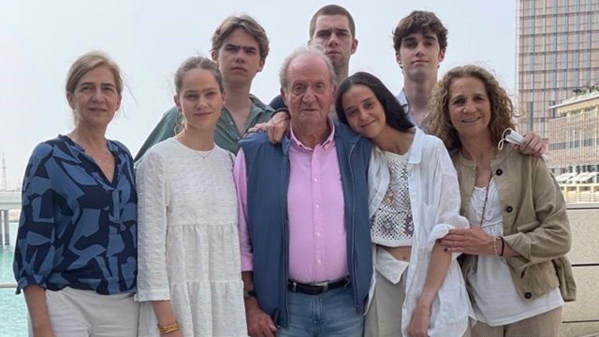 El rey Juan Carlos ha recibido la visita de las infantas Elena y Cristina y de algunos de sus nietos en Abu Dabi.