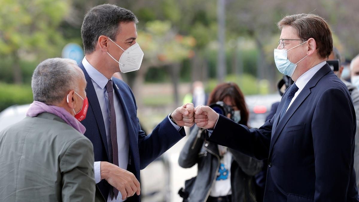 El presidente del Gobierno, Pedro Sánchez, saluda al ’president’ de la Generalitat, Ximo Puig, en presencia del secretario general de UGT, Pepe Álvarez, a su llegada a la segunda jornada del 43 Congreso Confederal de UGT. El presidente del Gobierno, Pedro Sánchez, saluda al ’president’ de la Generalitat, Ximo Puig, en presencia del secretario general de UGT, Pepe Álvarez, a su llegada a la segunda jornada del 43 Congreso Confederal de UGT.