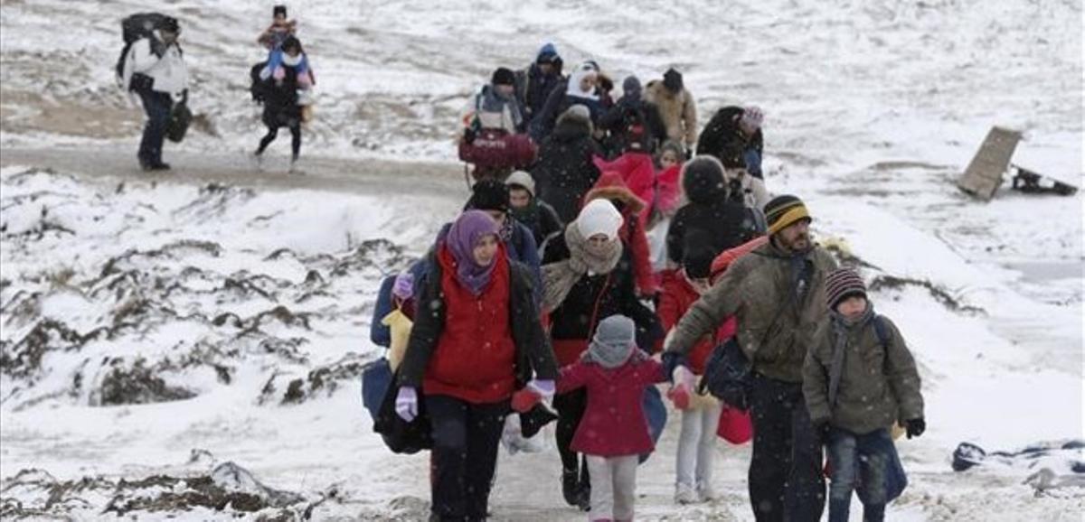 Familias de refugiados tras cruzar la frontera de Macedonia.