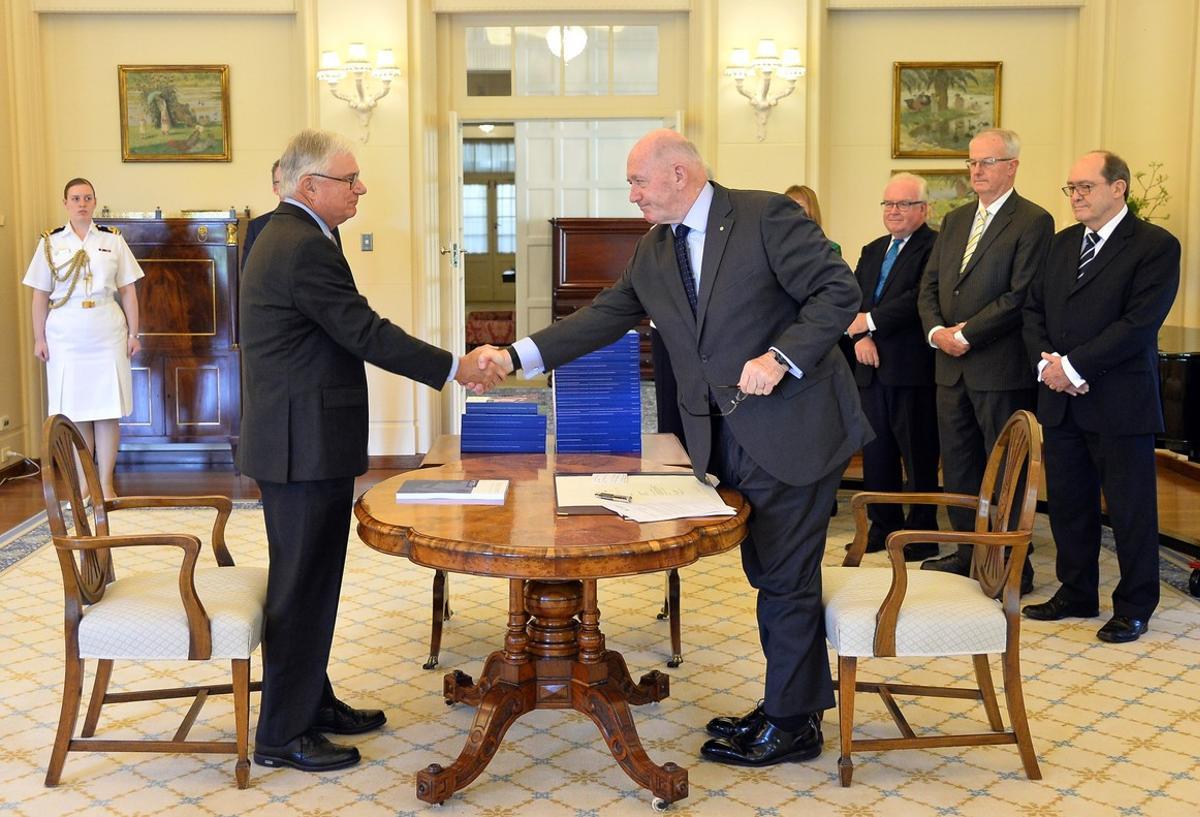 El comisionado de Justicia Peter McClellan (izquierda), y el gobernador general de Australia, Peter Cosgrove, se dan la mano tras la firma del documento final de la comisión especial de la pederastia en Australia. El comisionado de Justicia Peter McClellan (izquierda), y el gobernador general de Australia, Peter Cosgrove, se dan la mano tras la firma del documento final de la comisión especial de la pederastia en Australia.