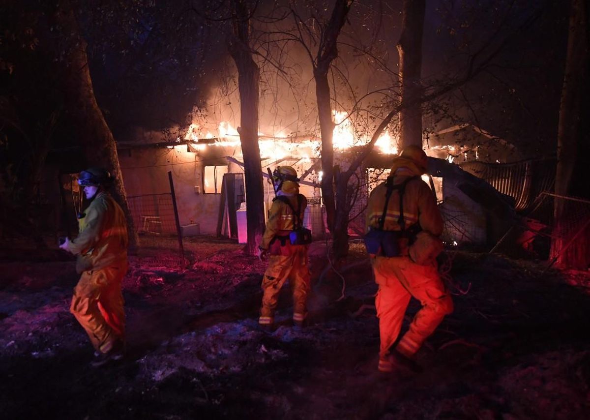 Bomberos en una casa en llamas en el sur de California. Bomberos en una casa en llamas en el sur de California.