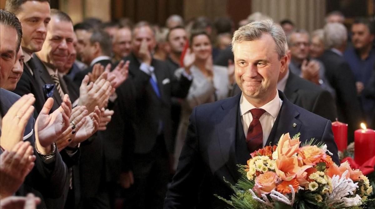 Norbert Hofer, el candidato presidencial del FPÖ, aplaudido en el último acto de campaña en Viena, el 2 de diciembre. Norbert Hofer, el candidato presidencial del FPÖ, aplaudido en el último acto de campaña en Viena, el 2 de diciembre.
