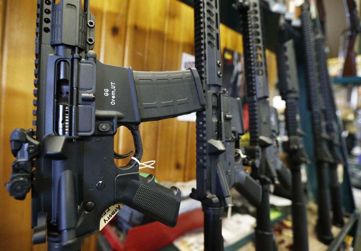 Armas de asalto en un establecimiento de Estados Unidos. Armas de asalto en un establecimiento de Estados Unidos.
