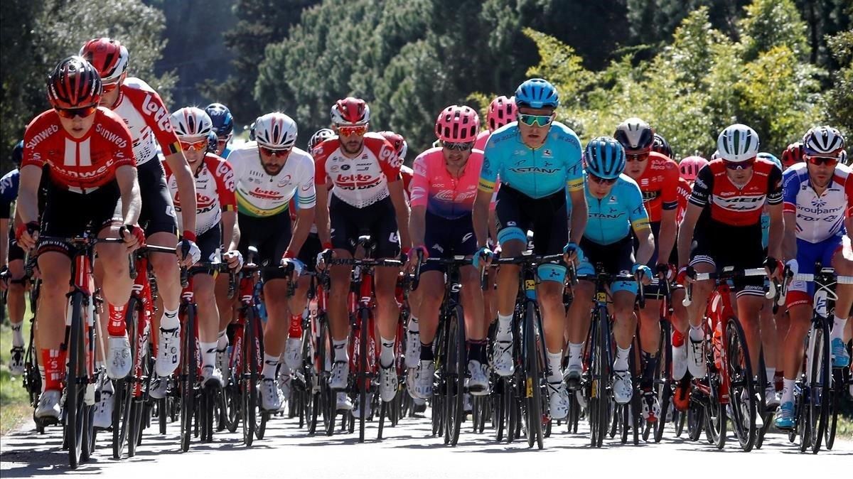 El pelotón durante la segunda etapa de la Volta a Catalunya del 2019. El pelotón durante la segunda etapa de la Volta a Catalunya del 2019.