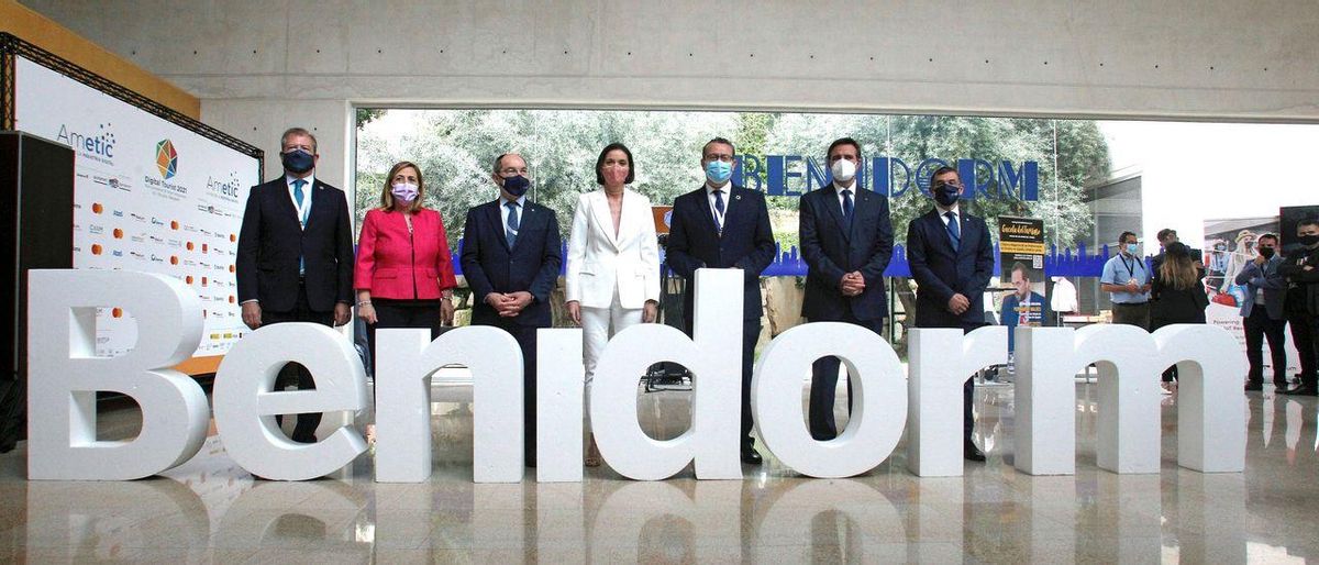 La ministra junto a organizadores y autoridades en Benidorm. La ministra junto a organizadores y autoridades en Benidorm.