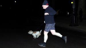 El primer ministro británico, Boris Johnson, sale a correr con su perro Dilyn, este lunes por la mañana en el parque de St James de Londres.