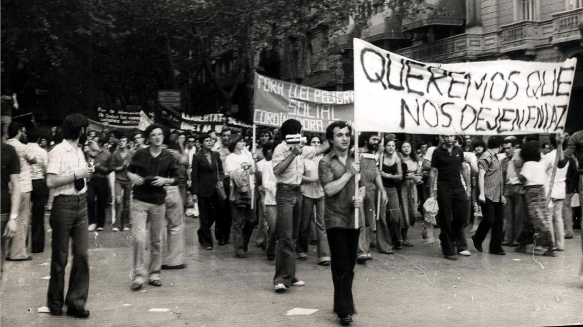 La primera manifestación LGTBI en la historia de España, en las Ramblas de Barcelona el 26 de junio de 1977.