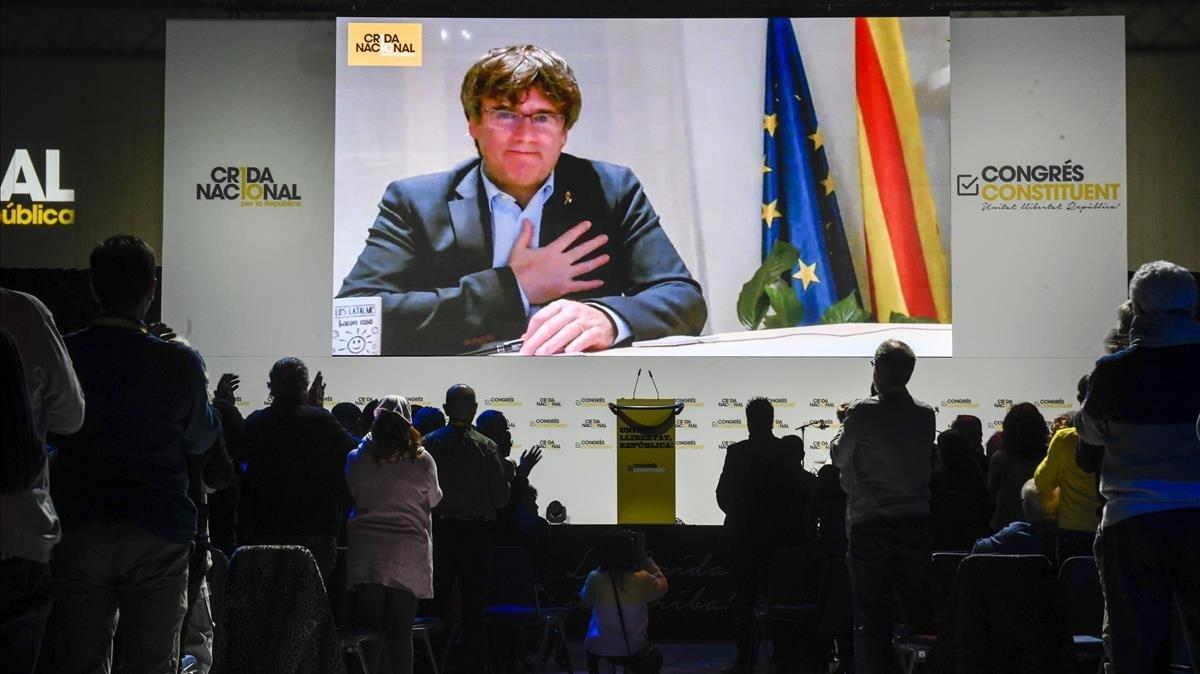 Carles Puigdemont recibe tras su discurso el aplauso de los asistentes al congreso constituyente de la Crida.