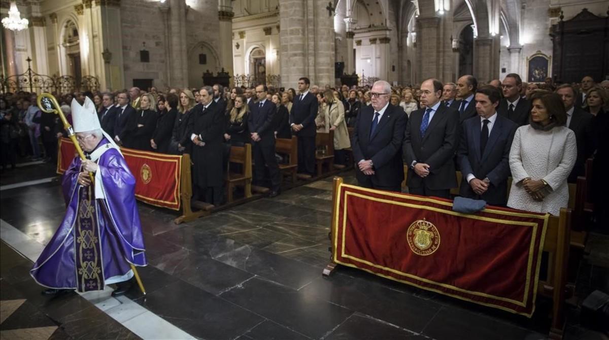 Imagen de la catedral de València al inicio del funeral de Rita Barberá, con el expresidente José María Aznar en primera fila.