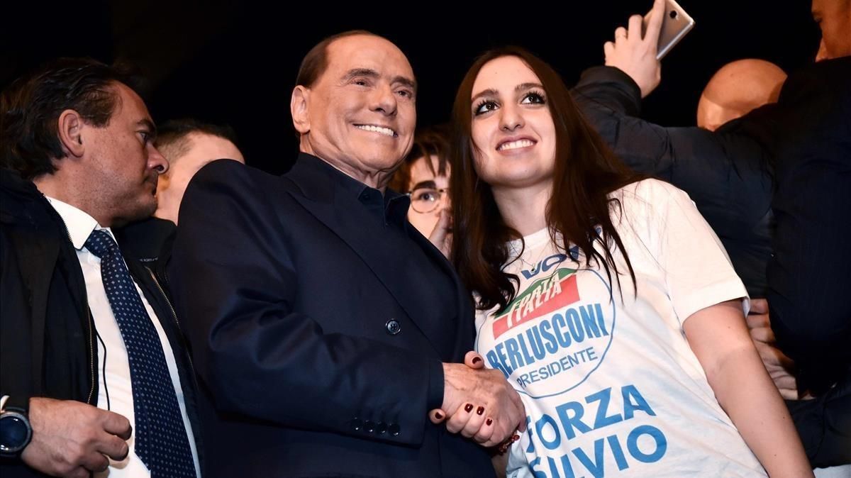Berlusconi, líder de Forza Italia, posa con una seguidora en un mitin en Milán, el 25 de febrero. Berlusconi, líder de Forza Italia, posa con una seguidora en un mitin en Milán, el 25 de febrero.
