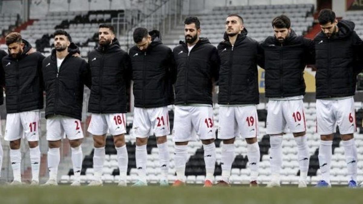 Los jugadores de la selección de Irán, con chaquetas negras para tapar el escudo como protesta por la represión a las mujeres, este martes antes del amistoso ante Senegal.
