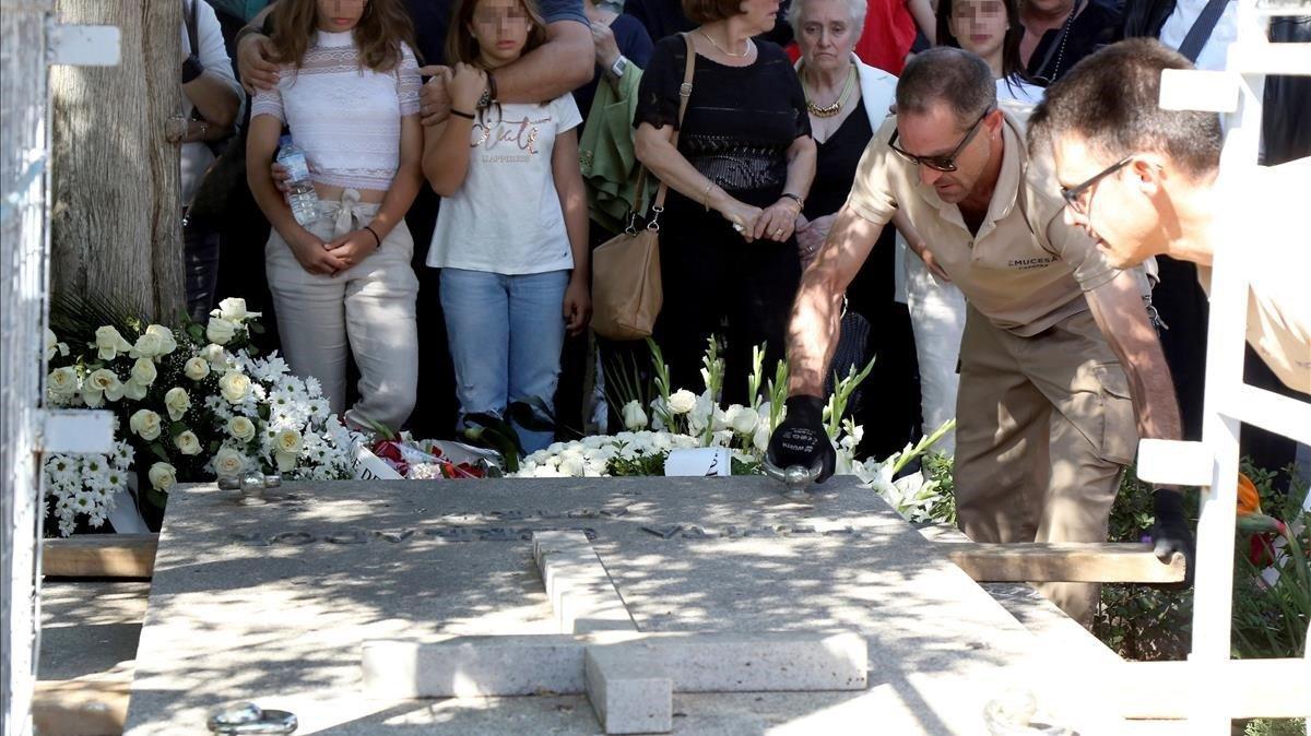 Un momento del sepelio celebrado en el cementerio de San José  en Granada  donde descansan los restos mortales de Chicho Ibáñez Serrador. 
