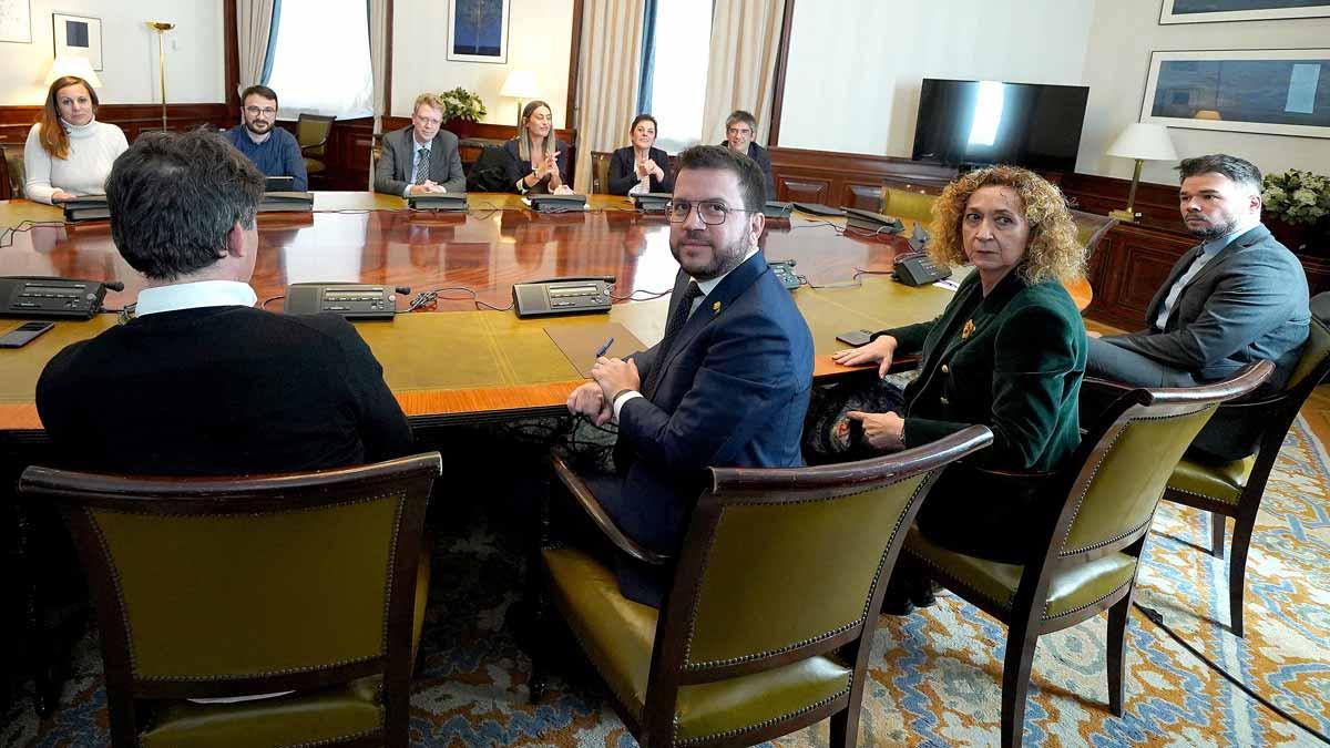 Aragonés se reúne en el Congreso con los partidos que denuncian espionaje.