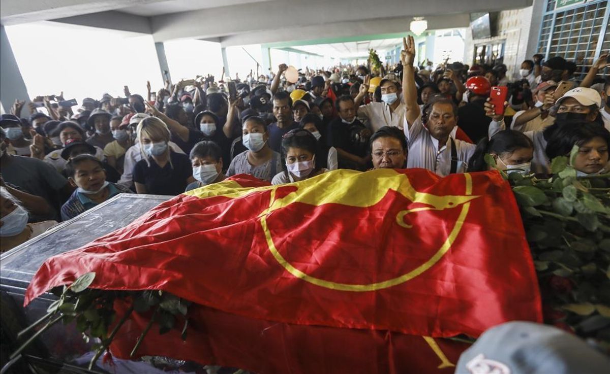 Cientos de personas asisten al funeral por un manifestante muerto en la represión policial de Rangún. Cientos de personas asisten al funeral por un manifestante muerto en la represión policial de Rangún.