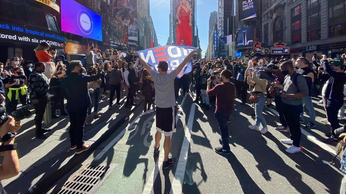 Una multitud celebra la victoria de Biden, este sábado, en el Times Square de Nueva York. Una multitud celebra la victoria de Biden, este sábado, en el Times Square de Nueva York.