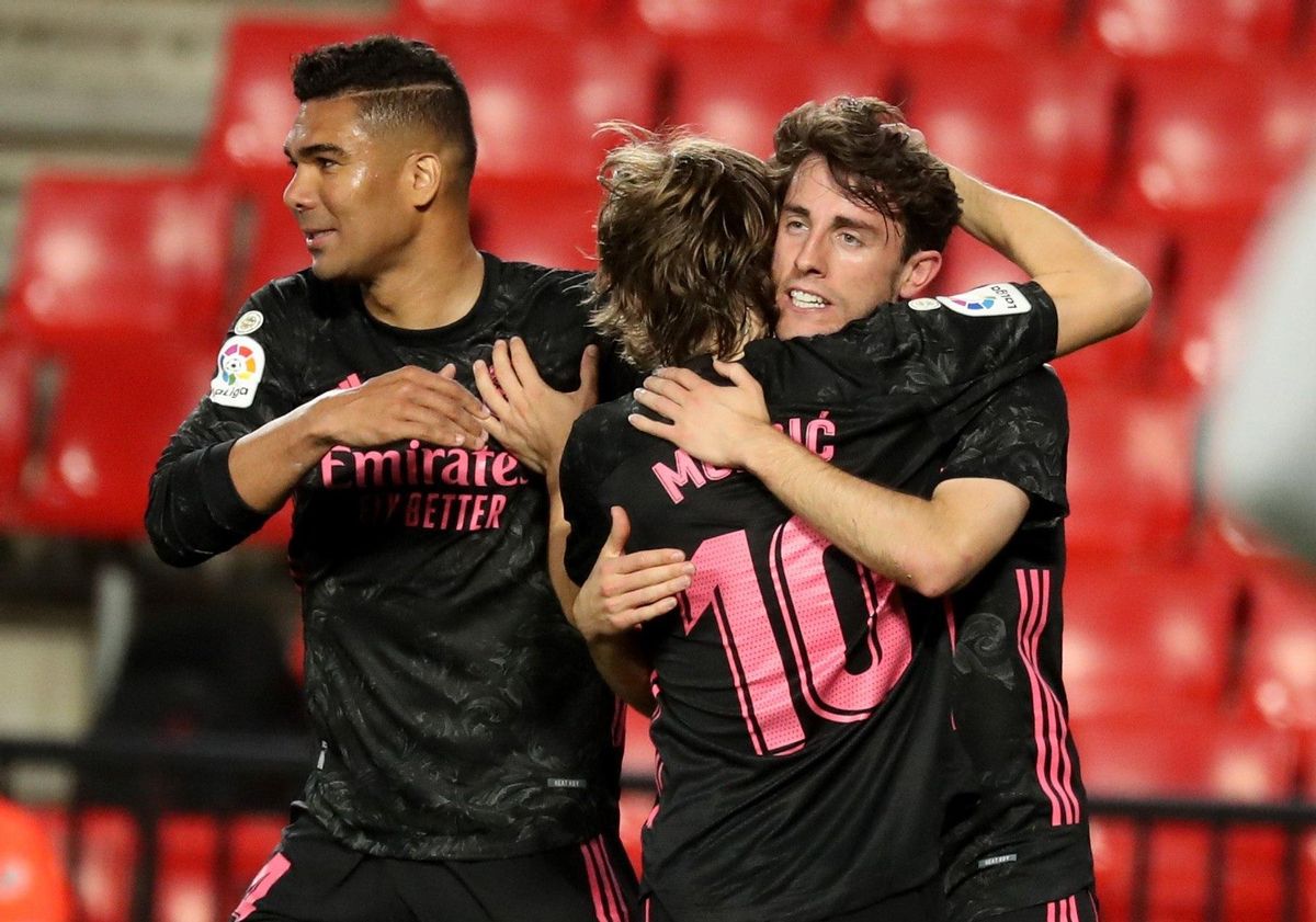 Los jugadores del Madrid celebran uno de los goles ante el Granada. Los jugadores del Madrid celebran uno de los goles ante el Granada.