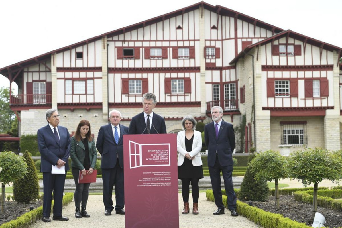 Jonathan Powell lee la versión en inglés de la Declaración de Anaga, en Cambo-Les Bains (País Vasco francés). Jonathan Powell lee la versión en inglés de la Declaración de Anaga, en Cambo-Les Bains (País Vasco francés).