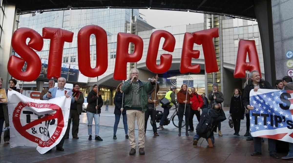 Protesta en Bruselas contra el tratado comercial euro-canadiense CETA. Protesta en Bruselas contra el tratado comercial euro-canadiense CETA.