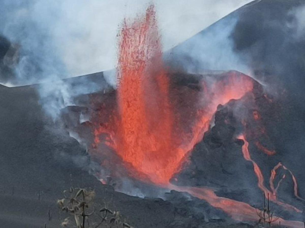 El cono principal del volcán de La Palma deja de emitir lava y la actividad se desplaza al secundario