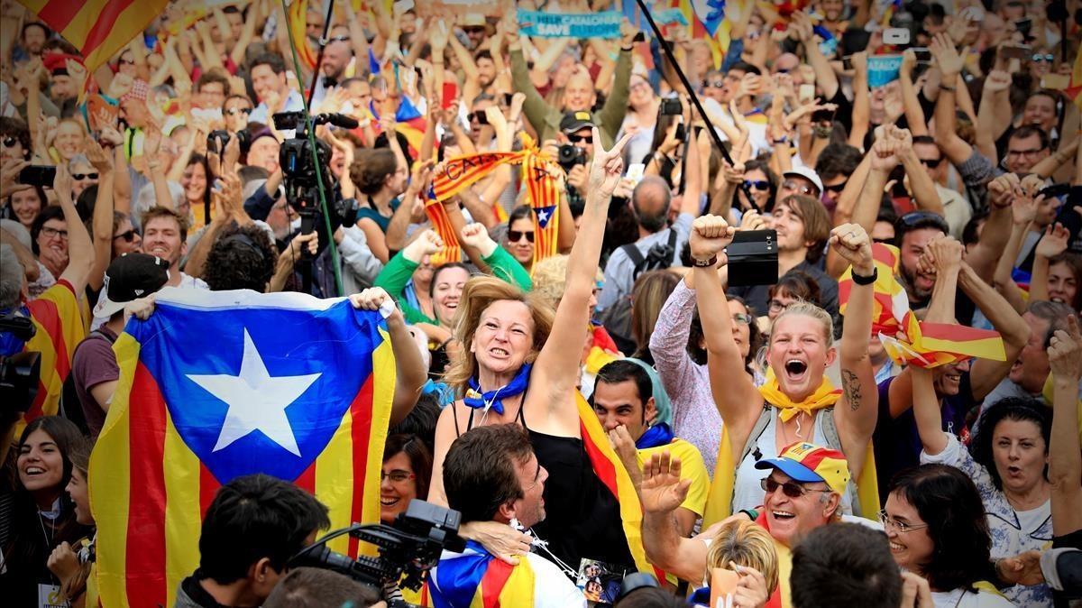 Alegrías en el parc de la ciutadella tras la proclamación de la independencia de Catalunya.