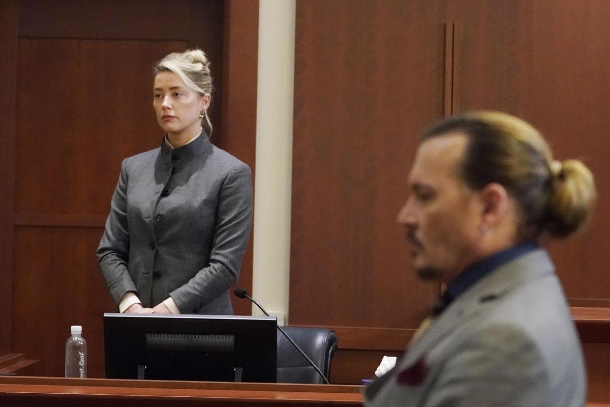 Fairfax (United States), 16/05/2022.- US Actors Amber Heard and Johnny Depp watch as the jury leaves the courtroom at the end of the day at the Fairfax County Circuit Courthouse in Fairfax, Virginia, USA, 16 May 2022. Johnny Depp’s 50 million US dollar defamation lawsuit against Amber Heard that started on 10 April is expected to last five or six weeks. (Estados Unidos) EFE/EPA/Steve Helber / POOL