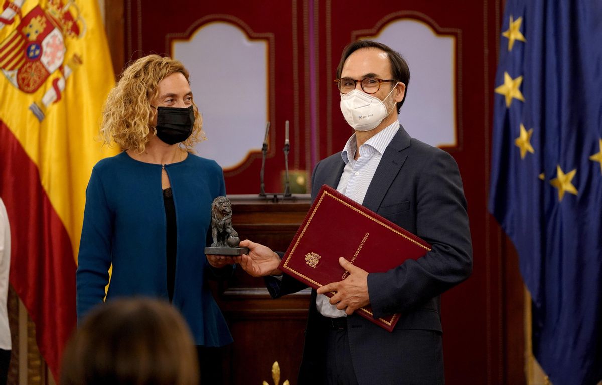 Meritxell Batet, presidenta del Congreso, entrega el Premio Josefina Carabias al periodista Fernando Garea. Meritxell Batet, presidenta del Congreso, entrega el Premio Josefina Carabias al periodista Fernando Garea.
