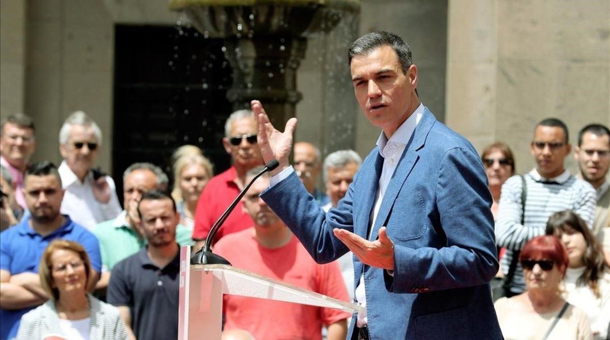 Pedro Sánchez, durante un mitin en Las Palmas de Gran Canaria, este jueves. Pedro Sánchez, durante un mitin en Las Palmas de Gran Canaria, este jueves.