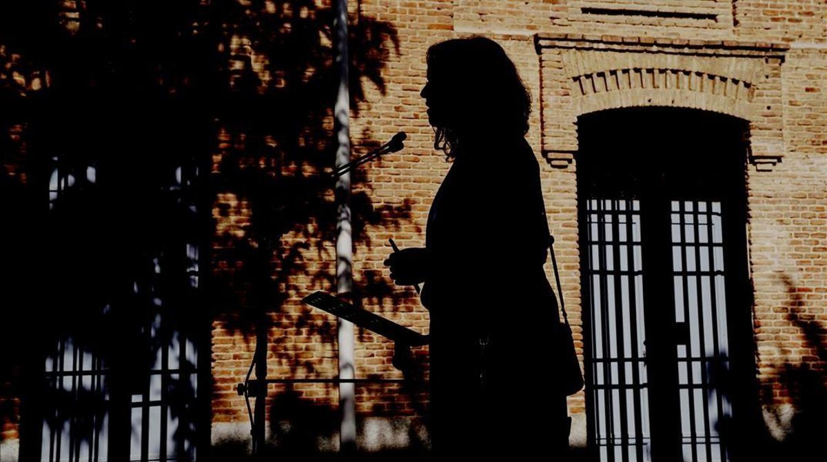La silueta de Isabel Díaz Ayuso, sobre la fachada de un edificio de Chamberí, su barrio madrileño. La silueta de Isabel Díaz Ayuso, sobre la fachada de un edificio de Chamberí, su barrio madrileño.