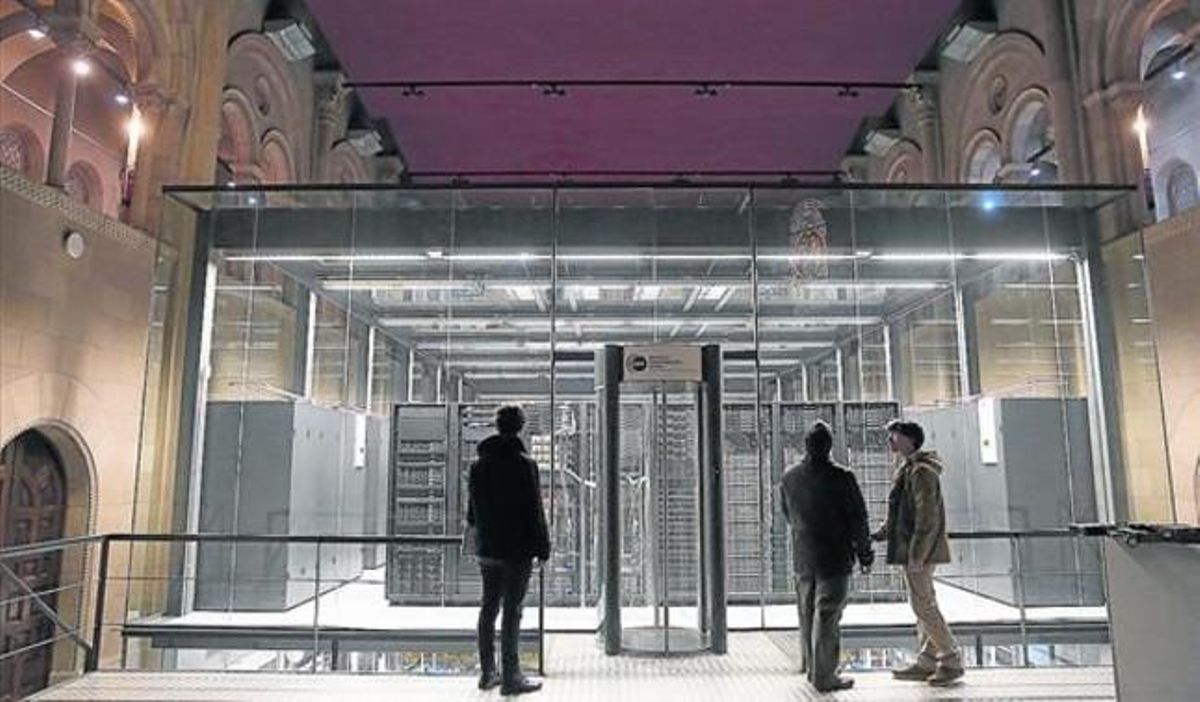 Becarios a las puertas del Centro de Supercomputación de la Torre Girona, el miércoles pasado. Becarios a las puertas del Centro de Supercomputación de la Torre Girona, el miércoles pasado.