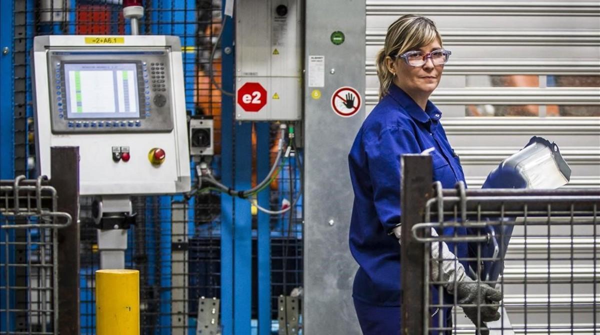 Mujer trabajando en una factoría Ford de Valencia