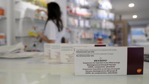 Cajas de vacunas Bexsero contra la meningitis en una farmacia.