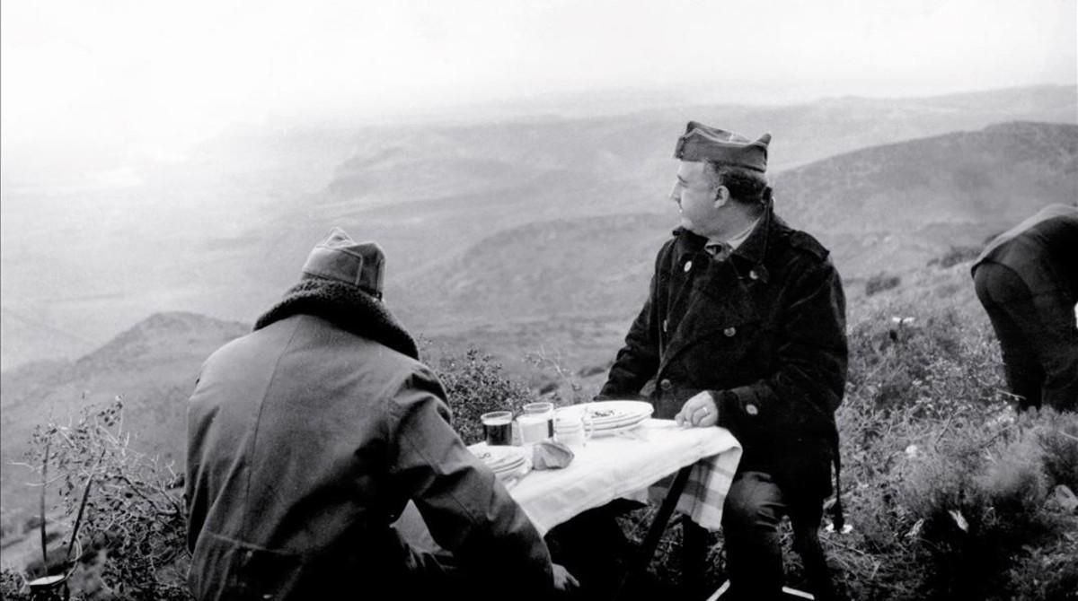 Franco y el general Fidel Dávila, en el Coll del Moro (Gandesa) durante la batalla del Ebro, en el otoño de 1938. Franco y el general Fidel Dávila, en el Coll del Moro (Gandesa) durante la batalla del Ebro, en el otoño de 1938.