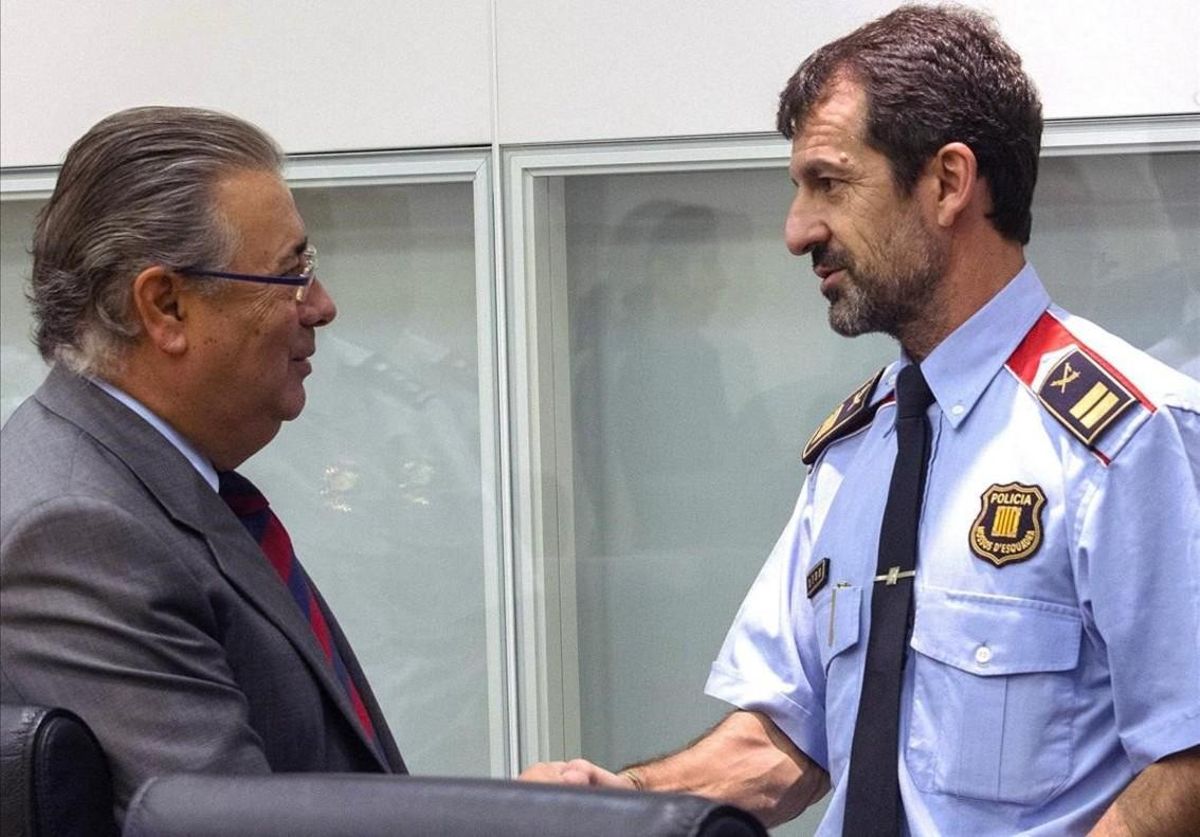 El ministro del Interior, Juan Ignacio Zoido, junto al sustituto de Josep Lluís Trapero al frente de los Mossos, Ferran López. El ministro del Interior, Juan Ignacio Zoido, junto al sustituto de Josep Lluís Trapero al frente de los Mossos, Ferran López.