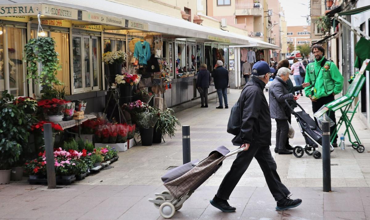 Vecinos de L’Hospitalet de Llobregat realizan sus compras en el Mercat del Centre.
