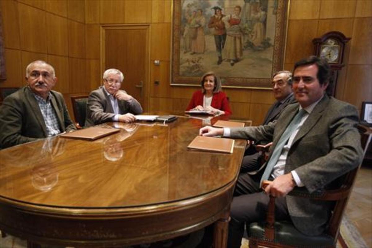 Los sindicalistas Álvarez y Fernández Toxo, la ministra Báñez, y los patronos Rosell y Garmendia, el 17 de octubre.